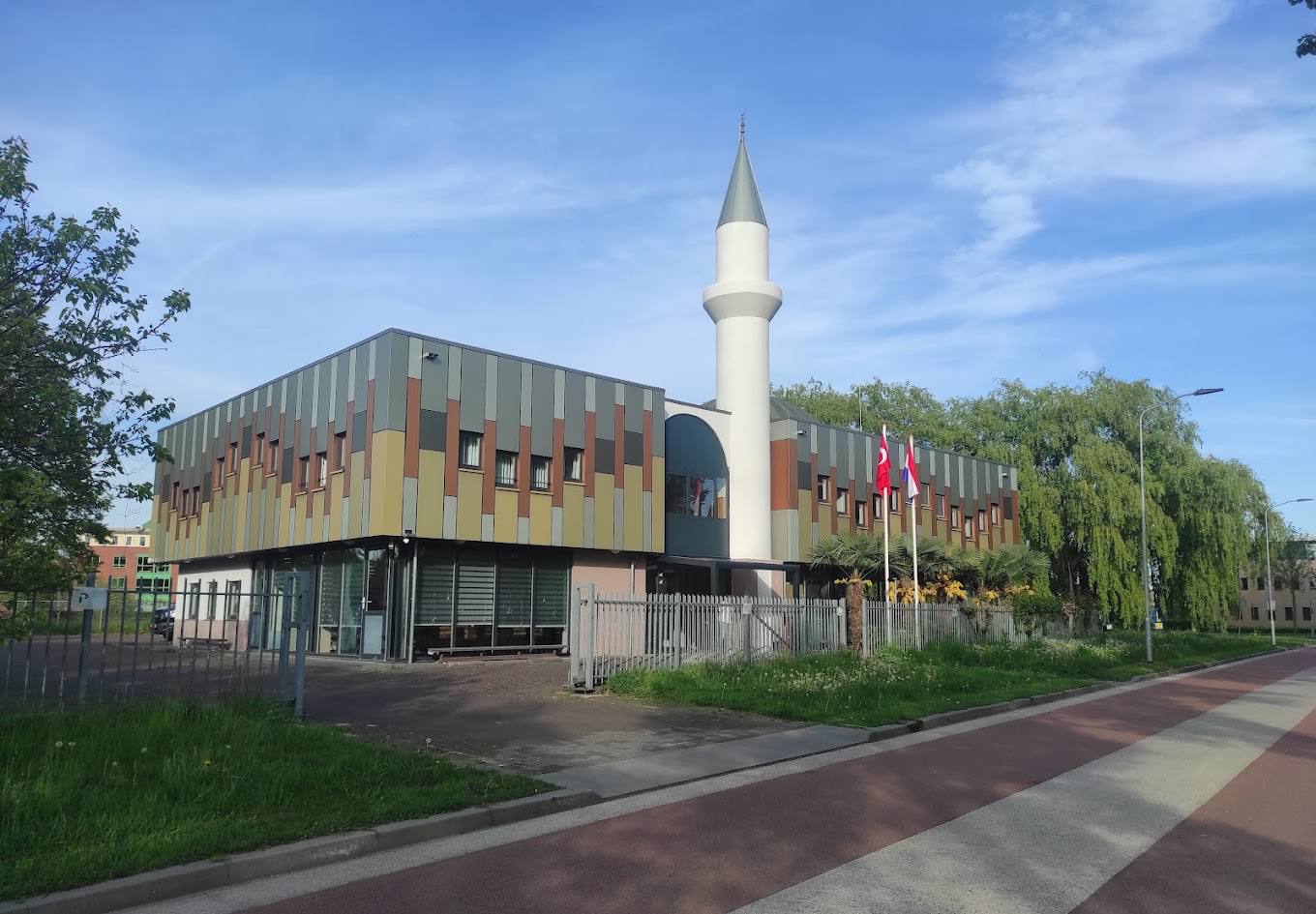 Zijaanzicht van de moskee in de avondzon