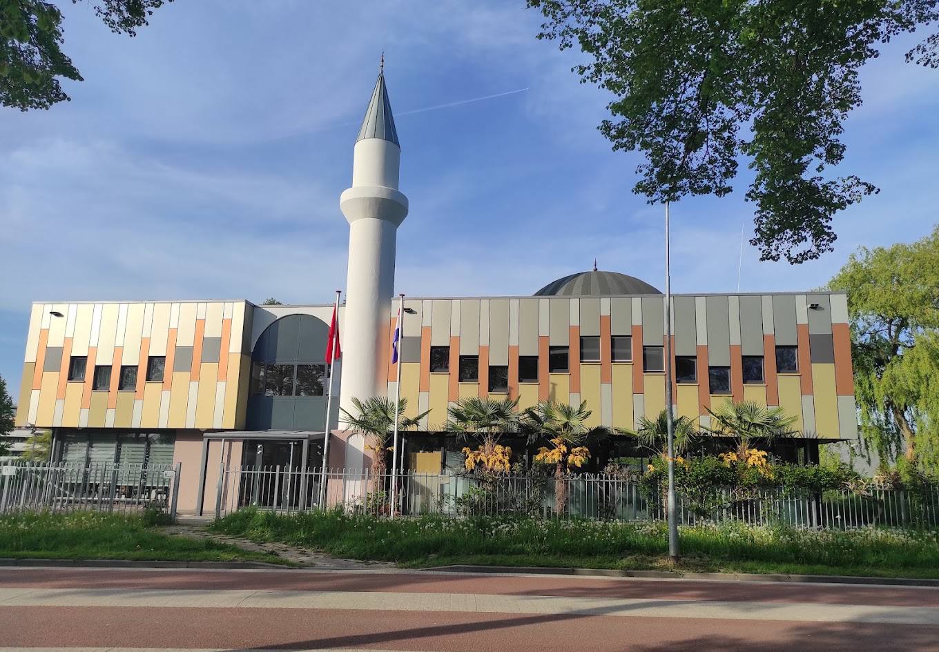 Voorgevel van de Mevlana Moskee met minaret en koepel