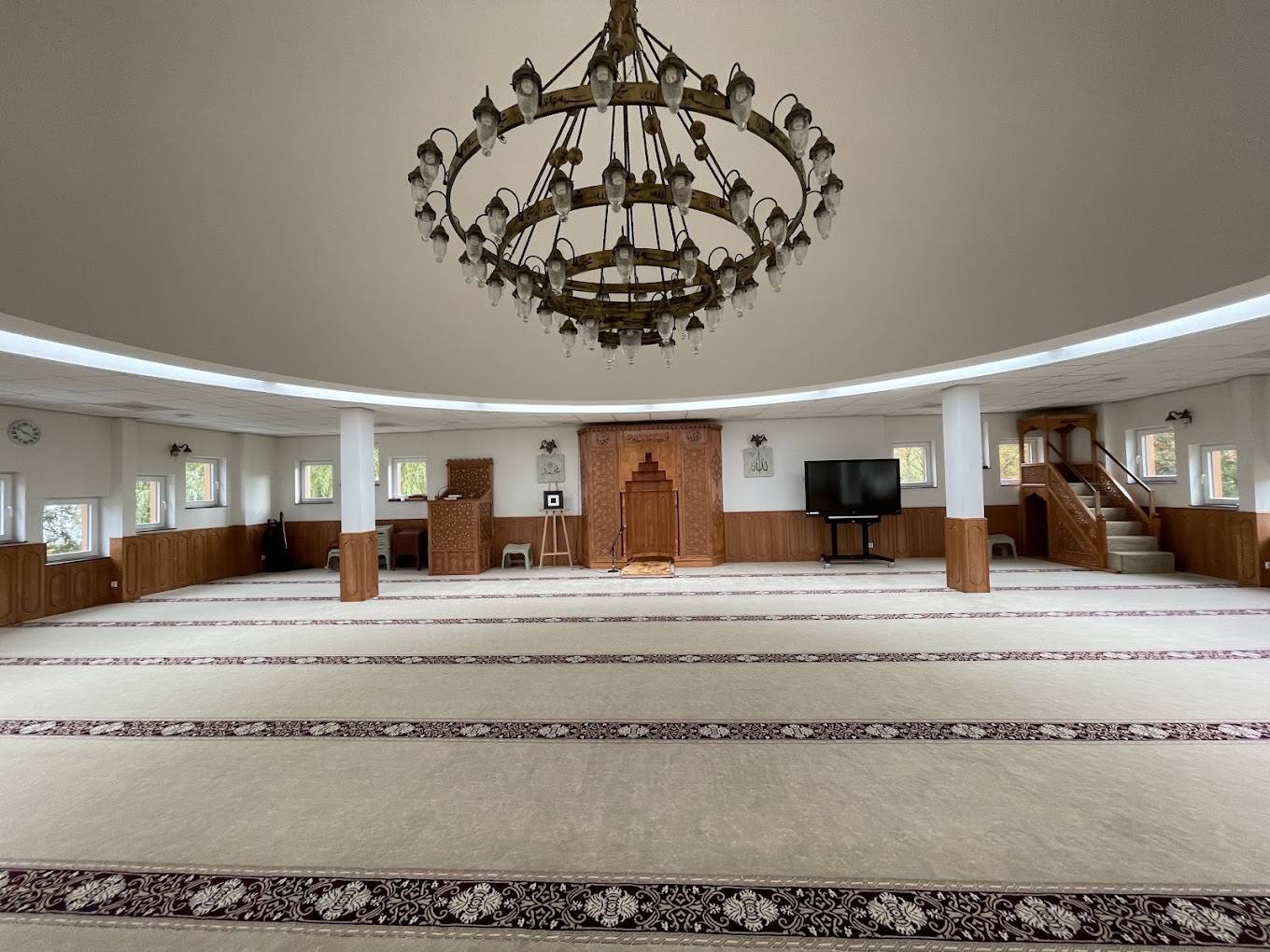 Kroonluchter in de gebedszaal onder de koepel