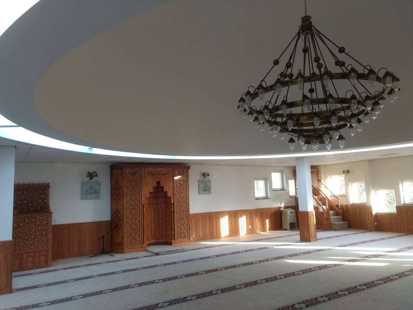 Houtgesneden minbar en mihrab